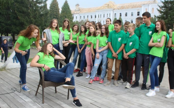 Виступають учнi групи природничого профiлю