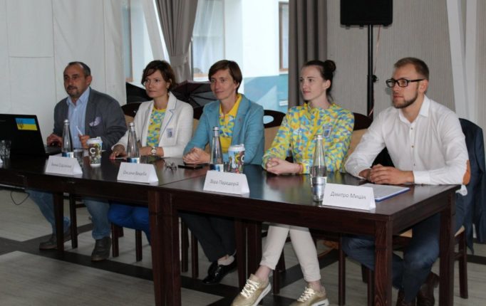 Злiва направо Iван Цегенько, Анна Сорокiна, Оксана Вацеба, Вiра Передерiй, Дмитро Мицак.