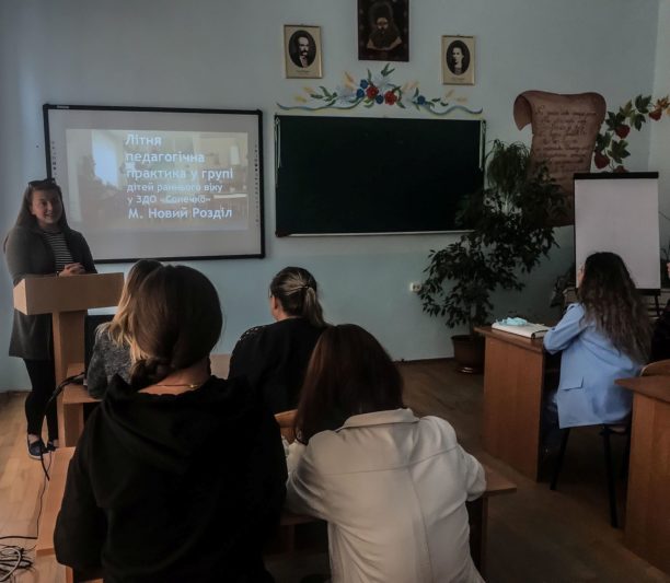 Звітує про проходження педагогічної практики студентка Мар'яна Онішечко