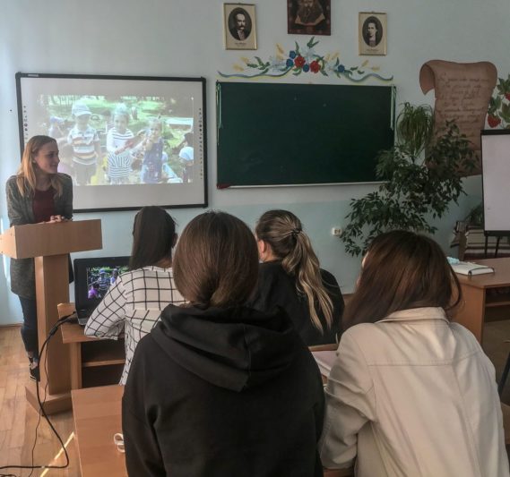 Звітує про проходження педагогічної практики студентка Наталія Забавка