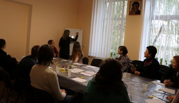 Студентка Анна Шумило пояснює правила яворівського розпису