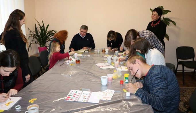 У руках викладачів, студентів і дітей робота кипить