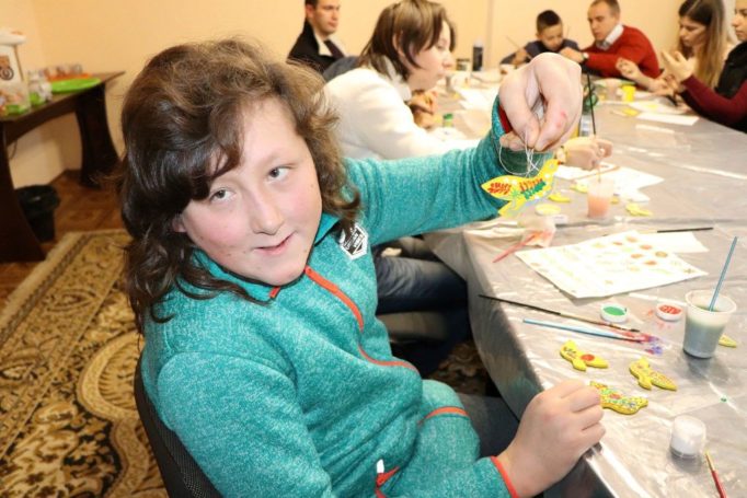 Готовий виріб у руках і радість творчості в очах Марічки