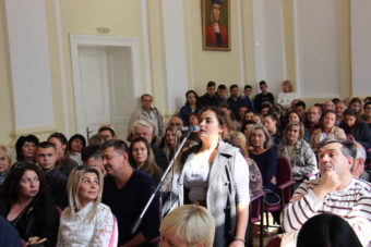 Питання депутату задають студенти