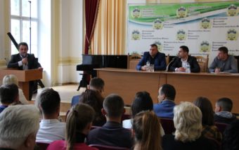 Запитання депутату задають працівники університету