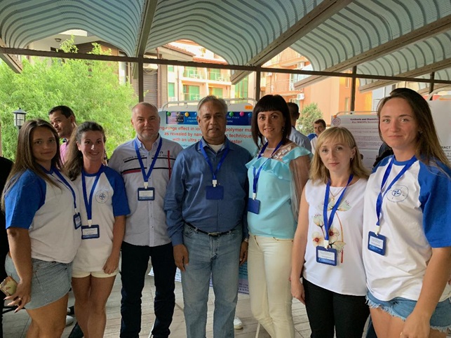 Фото учасників конференції від нашого університету (зліва на право: Оксана Зубрицька, Юлія Кухаж, доц. Тарас Кавецький, проф. Ашок Васішта, (США) Мар’яна Кравців, Оксана Мушинська, Христина Зубрицька) під час роботи стендової секції.