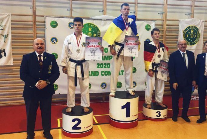 Мар`ян Гуржiй третiй злiва