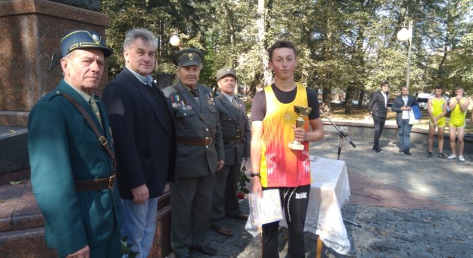 Олег Кришталь із кубком та грамотою за I мiсце