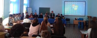 Декан бiолого-природничого факультету доцент Світлана Волошанська відкриває конференцію