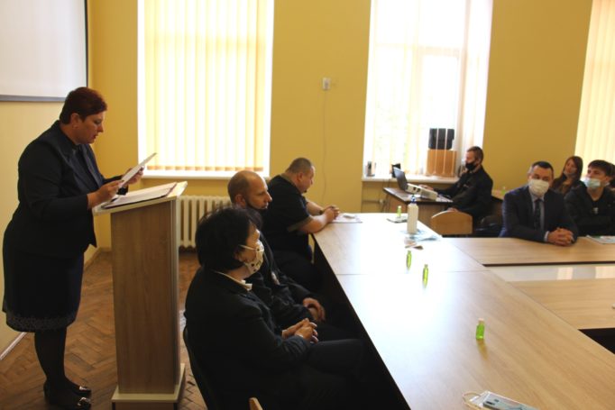 Доцент Світлана Біла знайомить першокурсників із кураторами груп