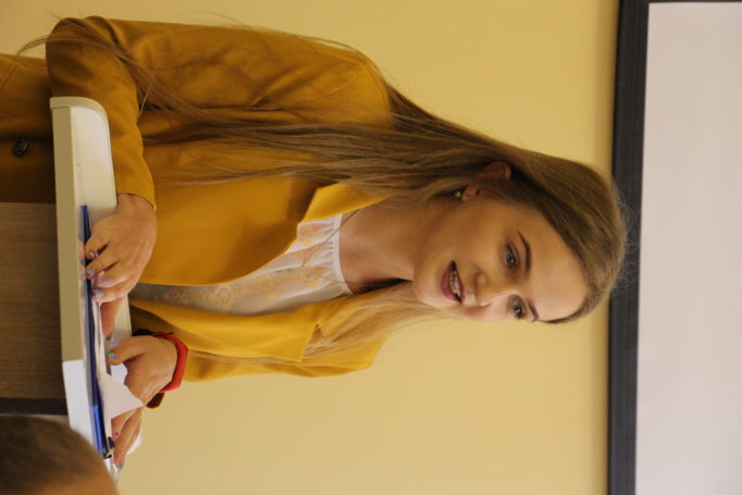 Студентський декан Тамара Дуда вітає своїх колег-першокурсників