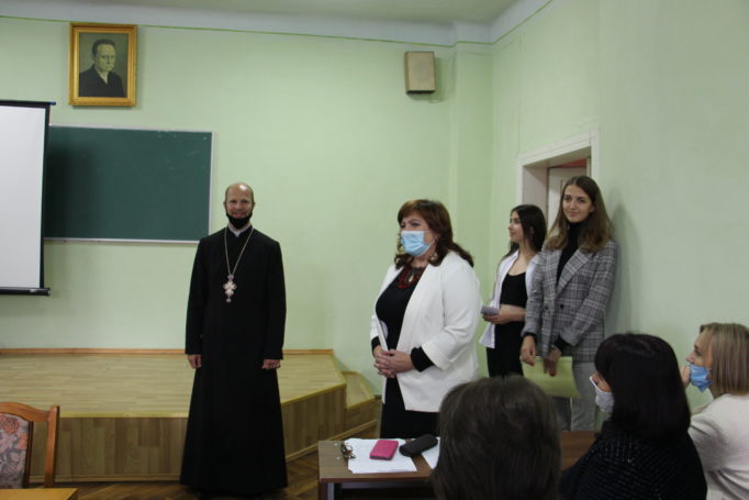 В.о. декана філологічного факультету Марія Стецик вітає першокурсників із початком навчального року