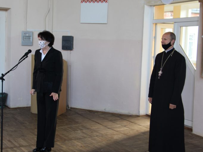 Ректор Надія Скотна вітає студентів факультету початкової та мистецької освіти