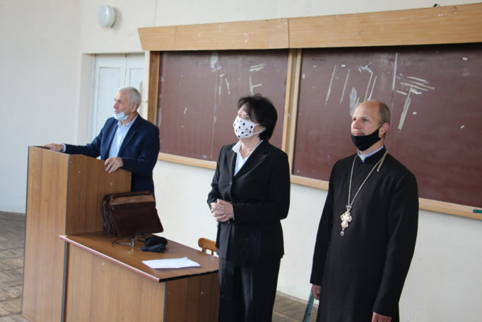 Студентів інституту іноземних мов вітає ректор Надія Скотна та отець Олег Кекош